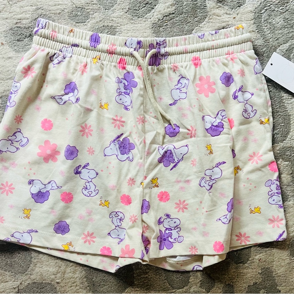 NWT size medium Peanuts Snoopy shorts!